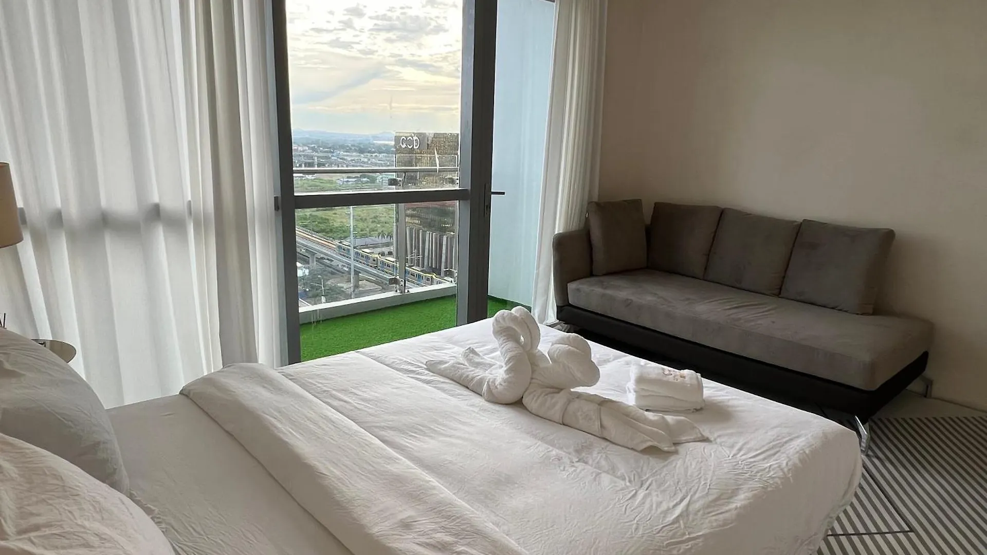 Luxurious Modern Penthouse 2Br Cross City Of Dreams Okada Solaire Moa Airports Manila